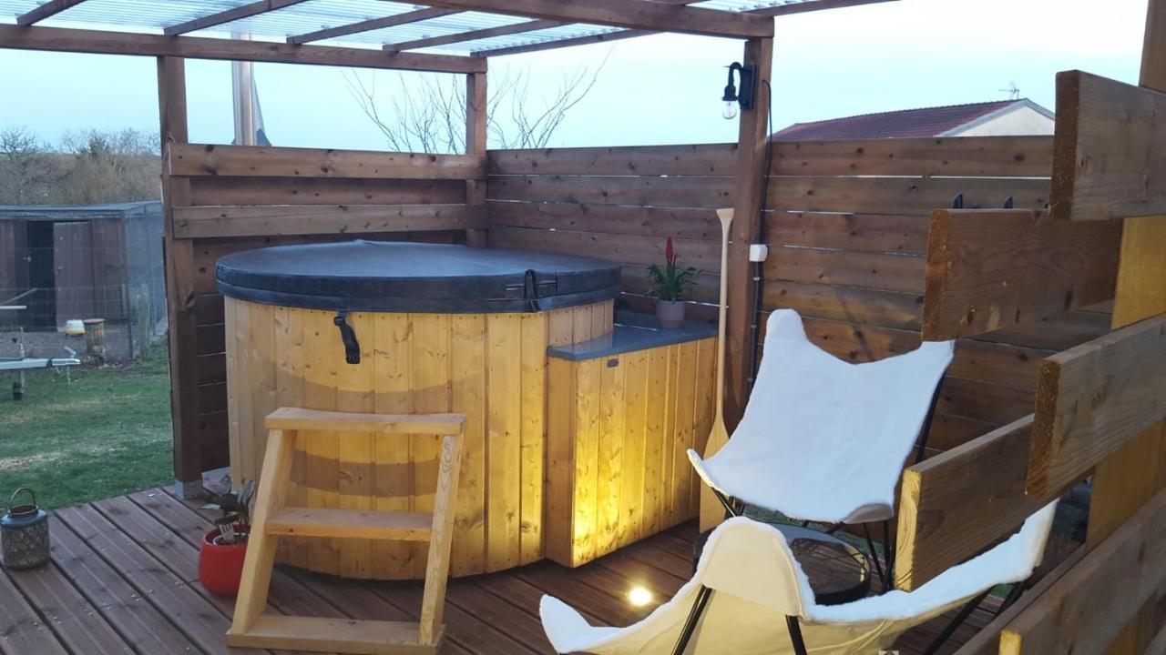 La Roulotte Des Amish & Bain Nordique A Remous Jacuzzi Guest House Mattexey Exterior photo